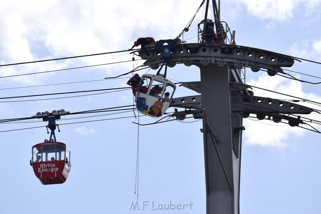 Koelner Seilbahn Gondel blieb haengen Koeln Linksrheinisch P121.JPG - Miklos Laubert